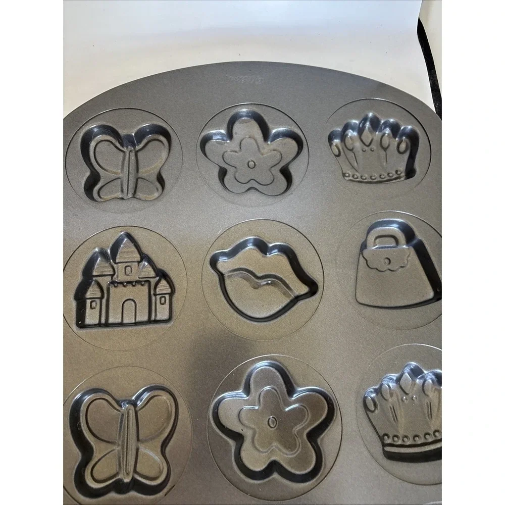 Wilton So2 Cookie Sheet Pans Princess Dress Up Holiday Gingerbread Houses